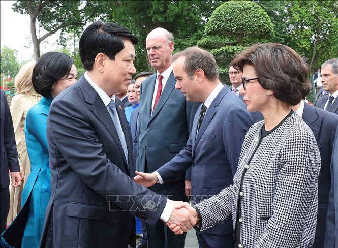 Chủ tịch nước Lương Cường và Phu nhân với các thành viên đoàn Pháp. Ảnh: Lâm Khánh/TTXVN
