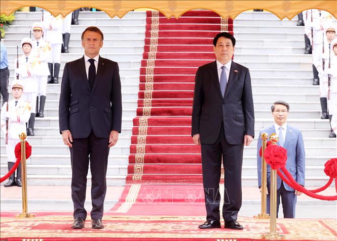 Chủ tịch nước Lương Cường và Tổng thống Pháp Emmanuel Macron nghe quân nhạc cử Quốc thiều hai nước. Ảnh: Lâm Khánh/TTXVN