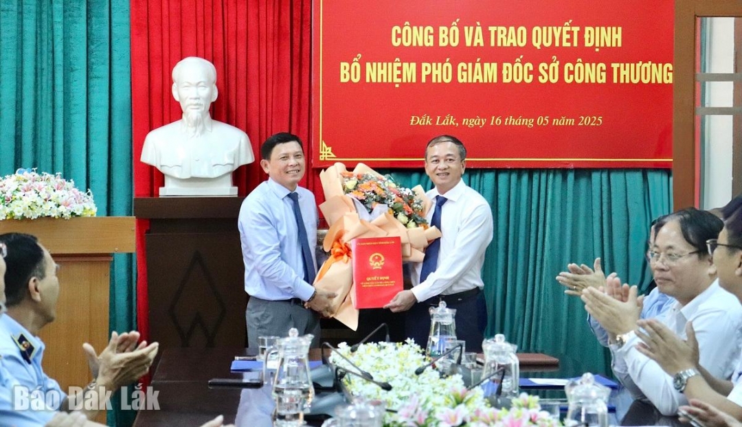 Phó Chủ tịch Thường trực UBND tỉnh Nguyễn Tuấn Hà trao quyết định bổ nhiệm cho ông Mai Mạnh Toàn.