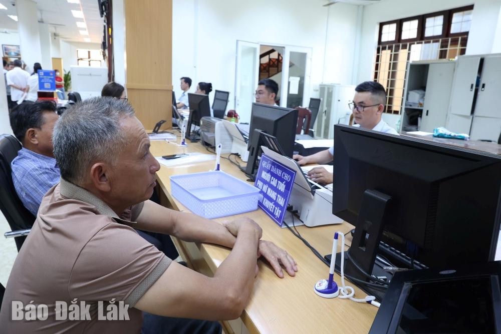 Giải quyết hồ sơ thủ tục hành chính cho người dân tại Văn phòng Đăng ký đất đai TP. Buôn Ma Thuột. Ảnh minh họa.