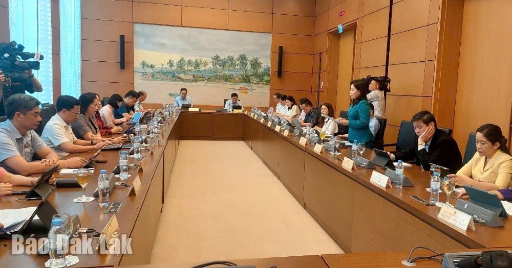 Quang cảnh phiên thảo luận tại Tổ 13.