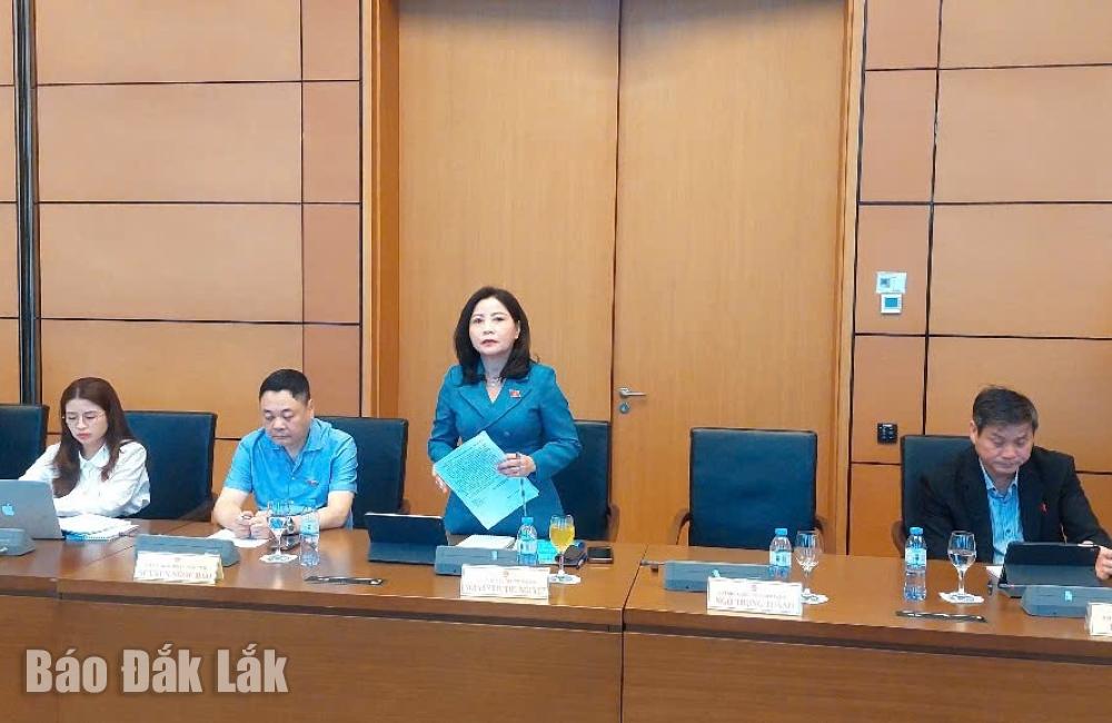 Đại biểu Nguyễn Thị Thu Nguyệt, Phó Trưởng đoàn phụ trách Đoàn ĐBQH tỉnh Đắk Lắk đóng góp ý kiến tại phiên thảo luận tổ.