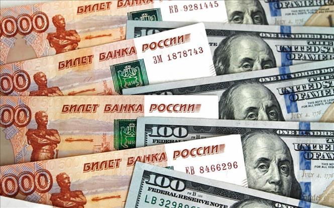 Đồng ruble (trái) của Nga và đồng đôla Mỹ. Ảnh: Sputnik/TTXVN