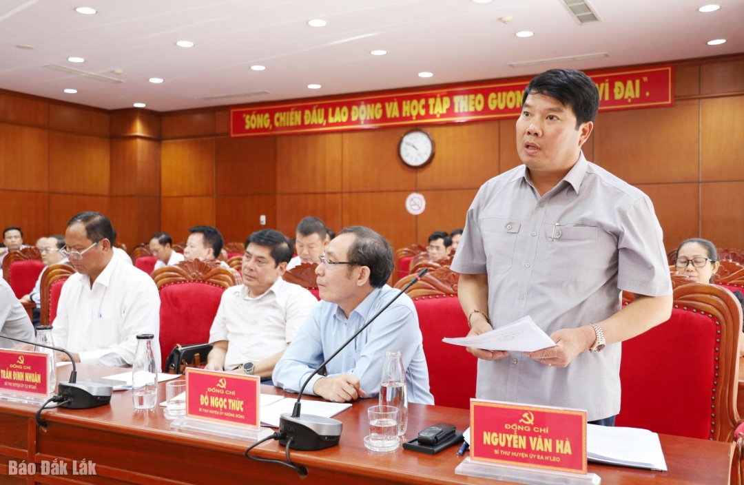 Nguyễn Văn Hà, Bí thư Huyện ủy Ea Hleo tham gia thảo luận.