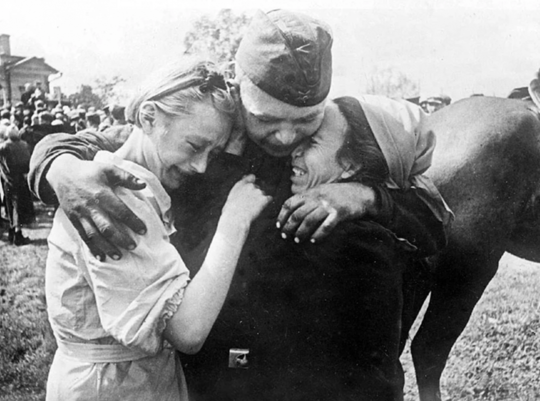 Đoàn tụ sau Ngày chiến thắng, tháng 5/1945. (Ảnh: Tư liệu quốc tế/TTXVN phát)