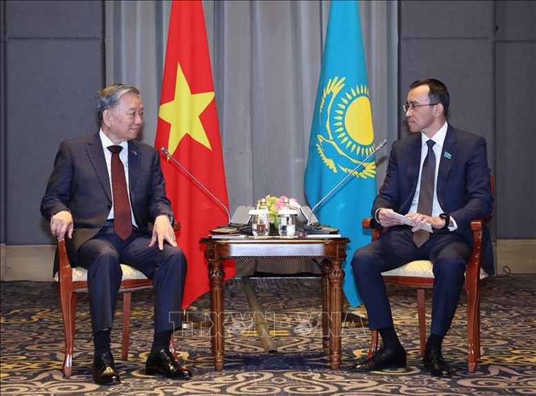 Tổng Bí thư Tô Lâm hội kiến Chủ tịch Thượng viện Cộng hòa Kazakhstan Maulen Ashimbayev. Ảnh: TTXVN