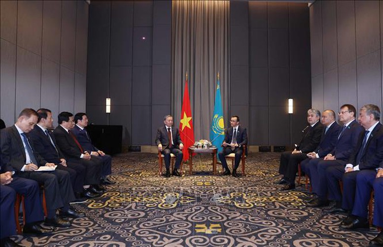 Hai bên vui mừng thời gian qua, quan hệ chính trị giữa Việt Nam và Kazakhstan phát triển tốt đẹp với tin cậy chính trị cao và trao đổi đoàn các cấp, nhất là cấp cao sôi động. Ảnh: TTXVN