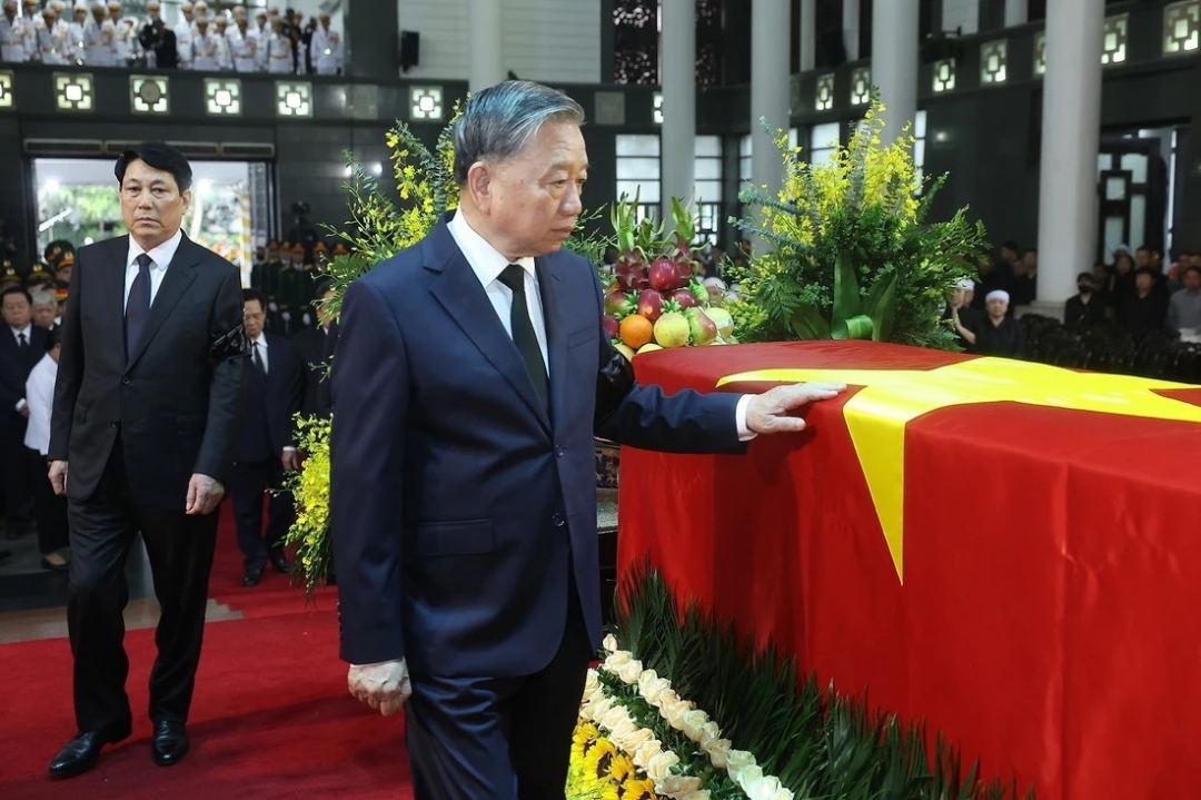 Tổng Bí thư Tô Lâm, Chủ tịch nước Lương Cường cùng các đại biểu đi vòng quanh linh cữu lần cuối, tiễn biệt nguyên Chủ tịch nước Trần Đức Lương - Ảnh: TTXVN