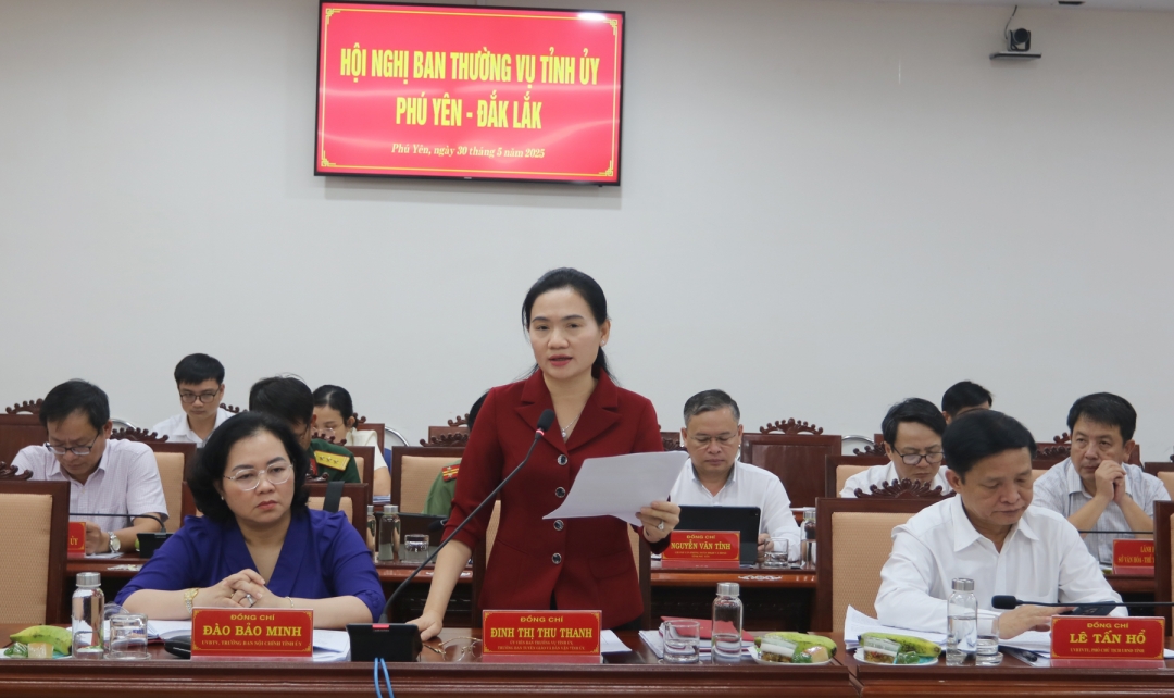 Đồng chí Đinh Thị Thu Thanh, Ủy viên Ban Thường vụ, Trưởng ban Tuyên giáo và Dân vận Tỉnh ủy đại diện Tổ biên tập Văn kiện đại hội tỉnh Phú Yên báo cáo tổng hợp một số nội dung góp ý dự thảo Văn kiện Đại hội đại biểu Đảng bộ tỉnh Đắk Lắk sau hợp nhất, nhiệm kỳ 2025-2030.