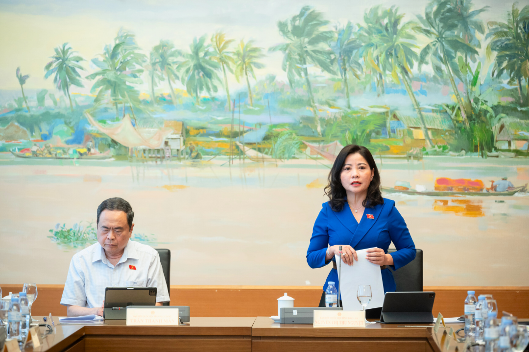 Phó Trưởng đoàn phụ trách Đoàn ĐBQH tỉnh Nguyễn Thị Thu Nguyệt điều hành nội dung thảo luận tại Tổ 13. Ảnh: quochoi.vn