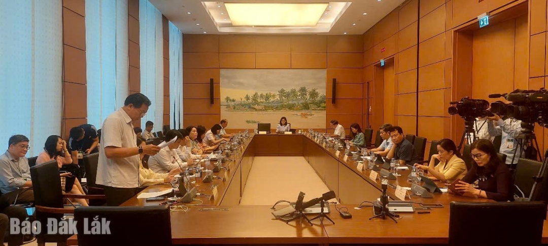 Đại biểu Lưu Văn Đức (Ủy viên là ĐBQH hoạt động chuyên trách tại Hội đồng Dân tộc của Quốc hội, ĐBQH tỉnh Đắk Lắk) đóng góp ý kiến tại phiên thảo luận.