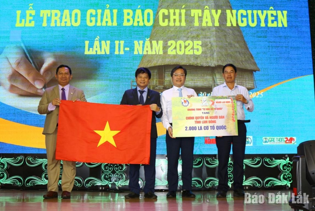 Đại diện Ban tổ chức trao cờ Tổ quốc tặng tỉnh Lâm Đồng.
