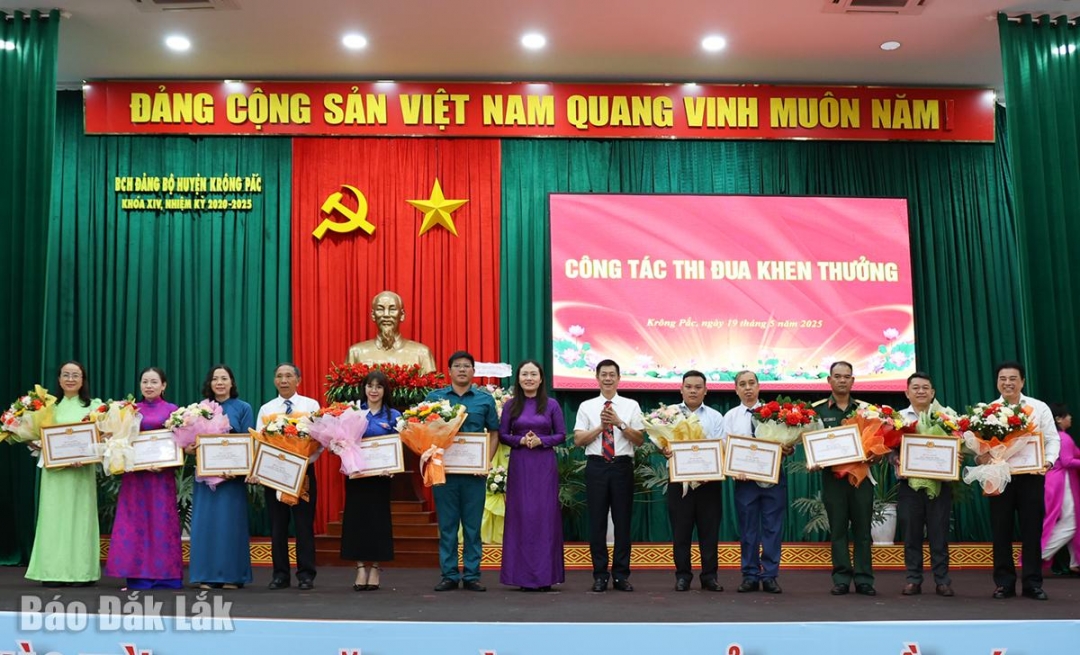 BTV Huyện ủy trao bằng khen của BTV Tỉnh ủy cho các đảng viên viên hoàn thành xuất sắc nhiệm vụ tiêu biểu 5 năm liền.