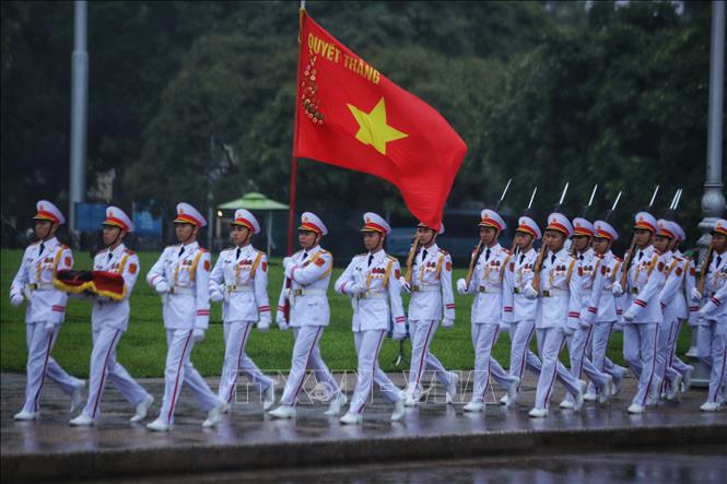 Bộ Tư lệnh Bảo vệ Lăng Chủ tịch Hồ Chí Minh thực hiện nghi lễ treo băng tang lên quốc kỳ và thượng cờ rủ tại Quảng trường Ba Đình sáng sớm ngày 24/5, bắt đầu Quốc tang nguyên Chủ tịch nước Trần Đức Lương - Ảnh: TTXVN