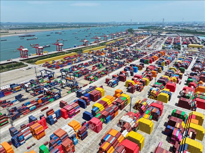 Quang cảnh cảng hàng hóa ở tỉnh Giang Tô, Trung Quốc. Ảnh: THX/TTXVN