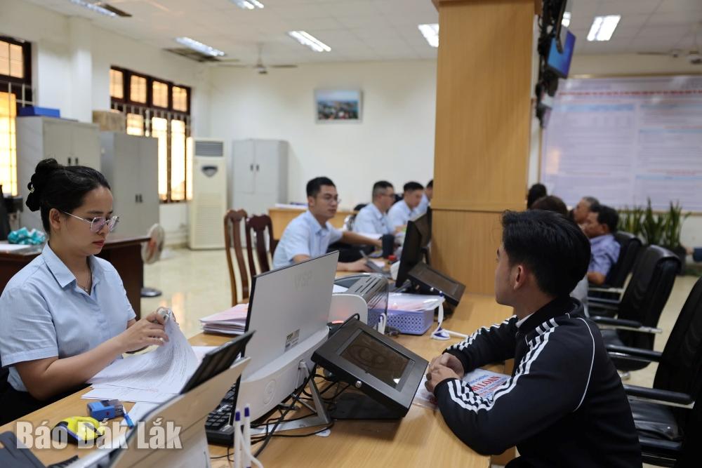 Giải quyết hồ sơ thủ tục hành chính cho người dân tại Văn phòng đăng ký đất đai TP. Buôn Ma Thuột. Ảnh minh họa