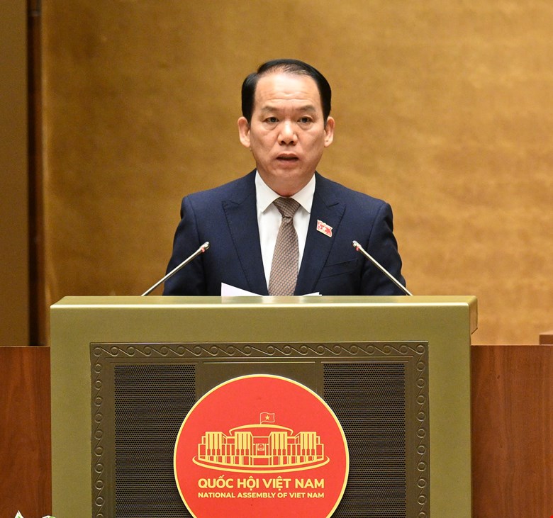  Chủ nhiệm Ủy ban Pháp luật và Tư pháp của Quốc hội Hoàng Thanh Tùng trình bày báo cáo thẩm tra. Ảnh: quochoi.vn