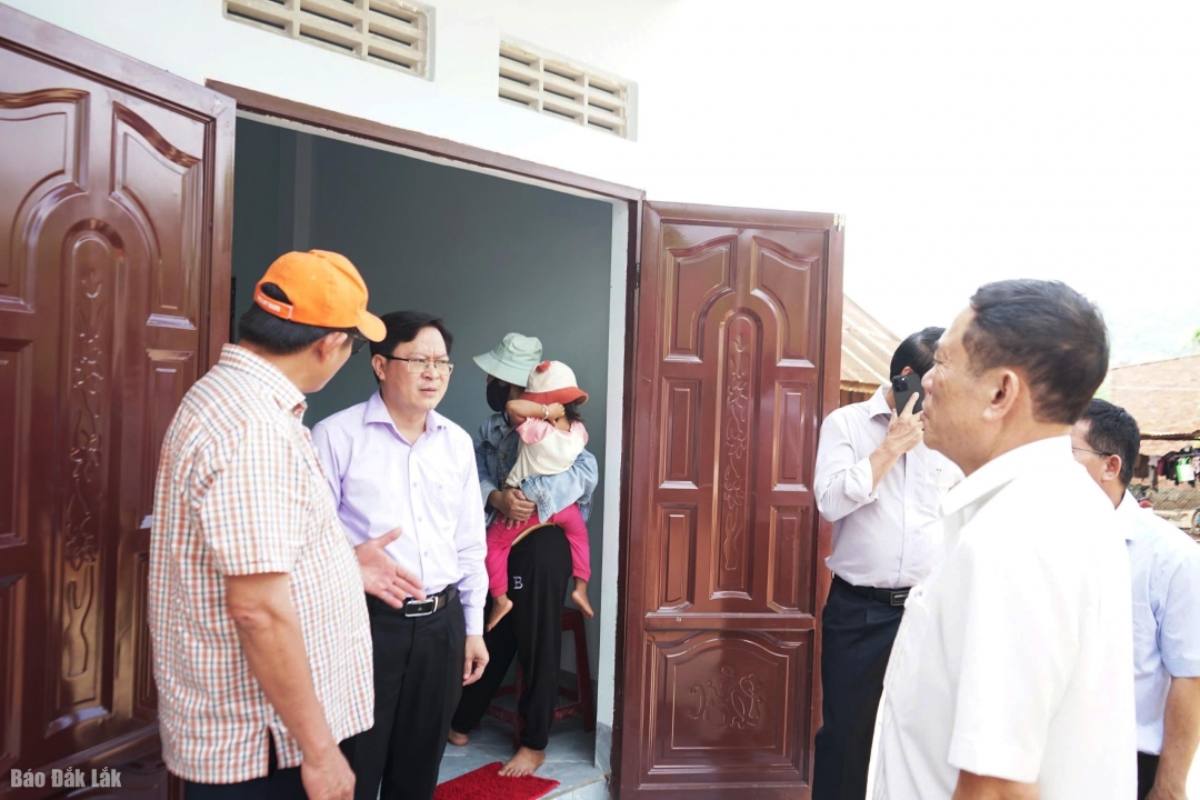 ĐOàn giám sát HĐND tỉnh kiểm tra công tác xóa nhà tạm, nhà dột nát trên địa bàn huyện Cư Kuin
