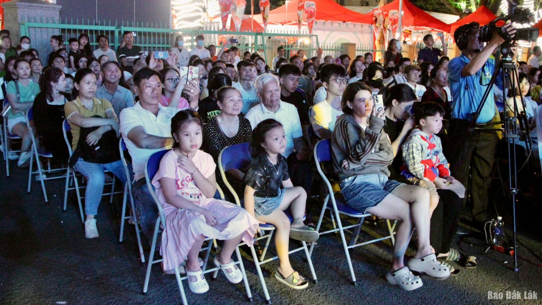 Chương trình thu hút đông đảo người dân và du khách tham gia.