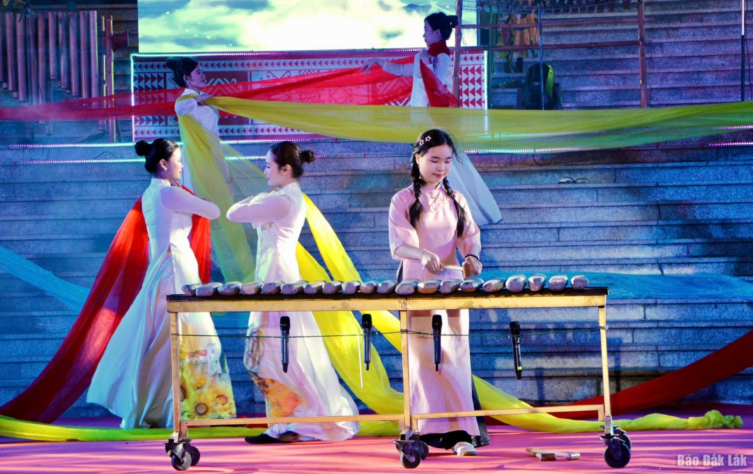 Tiết mục hòa tấu đàn đá Tôi thấy hoa vàng trên cỏ xanh.