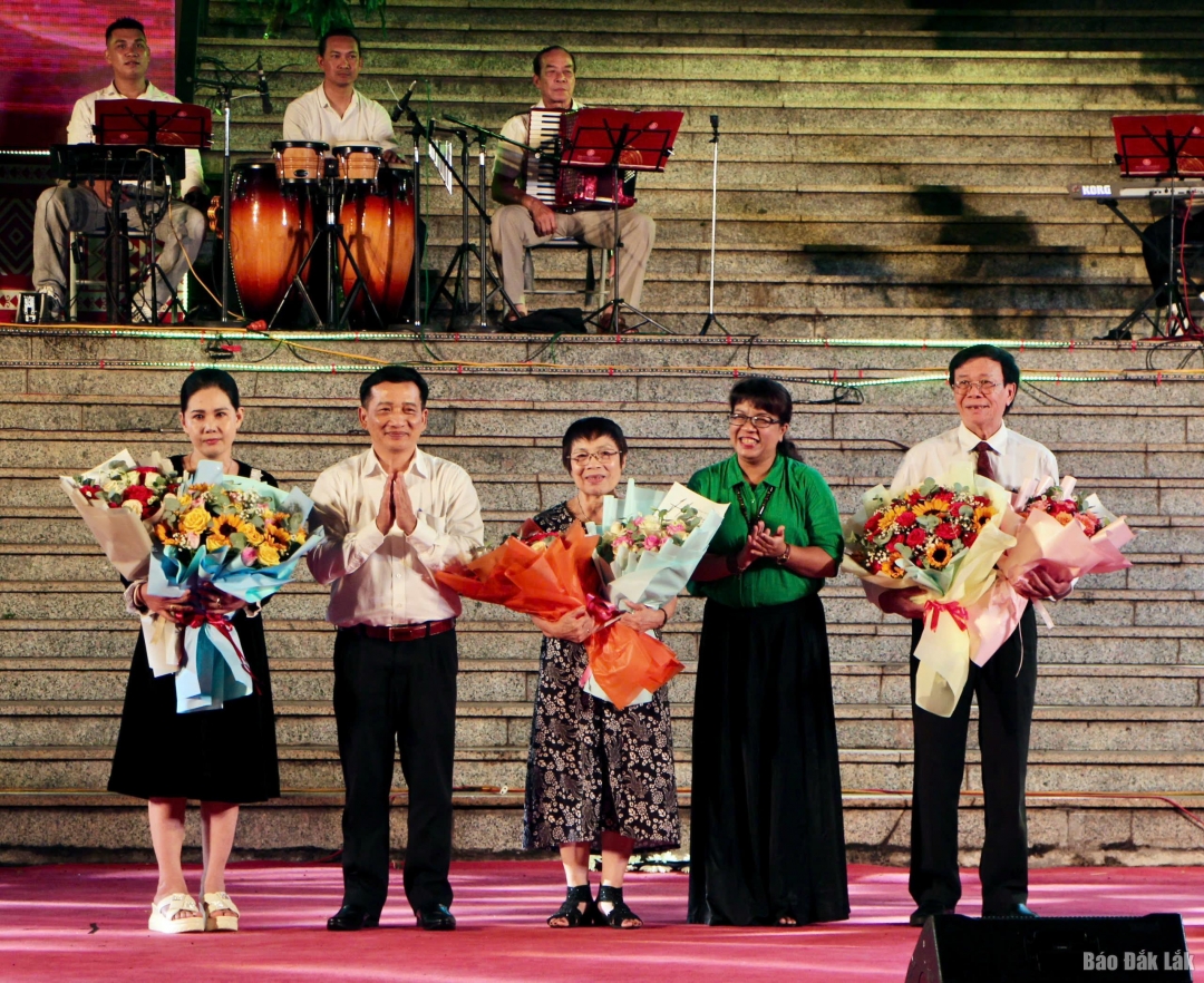 Đại diện Hội Văn học Nghệ thuật tỉnh và đại diện Sở Văn hóa, Thể thao và Du lịch tỉnh tặng hoa cho các nhạc sĩ tham gia chương trình.