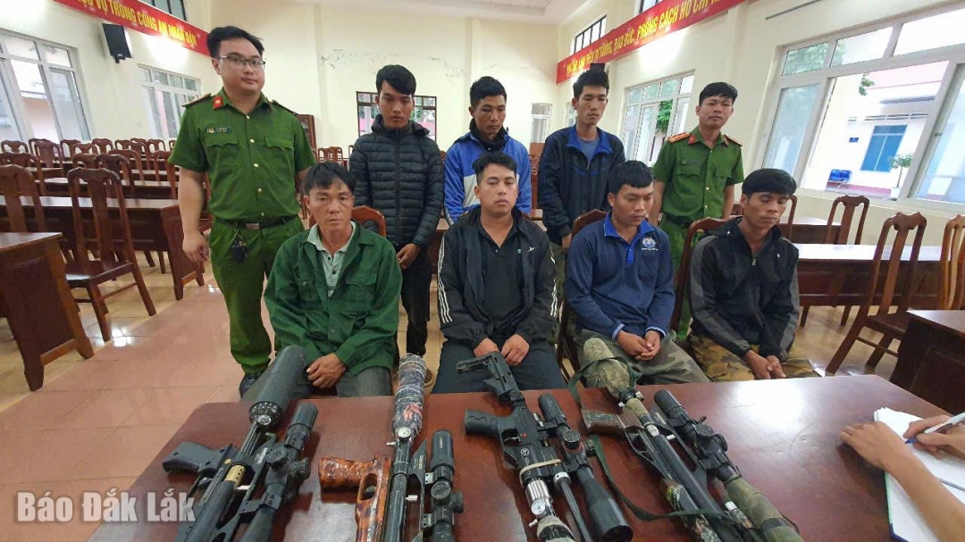 Các đối tượng bị bắt giữ cùng tang vật.