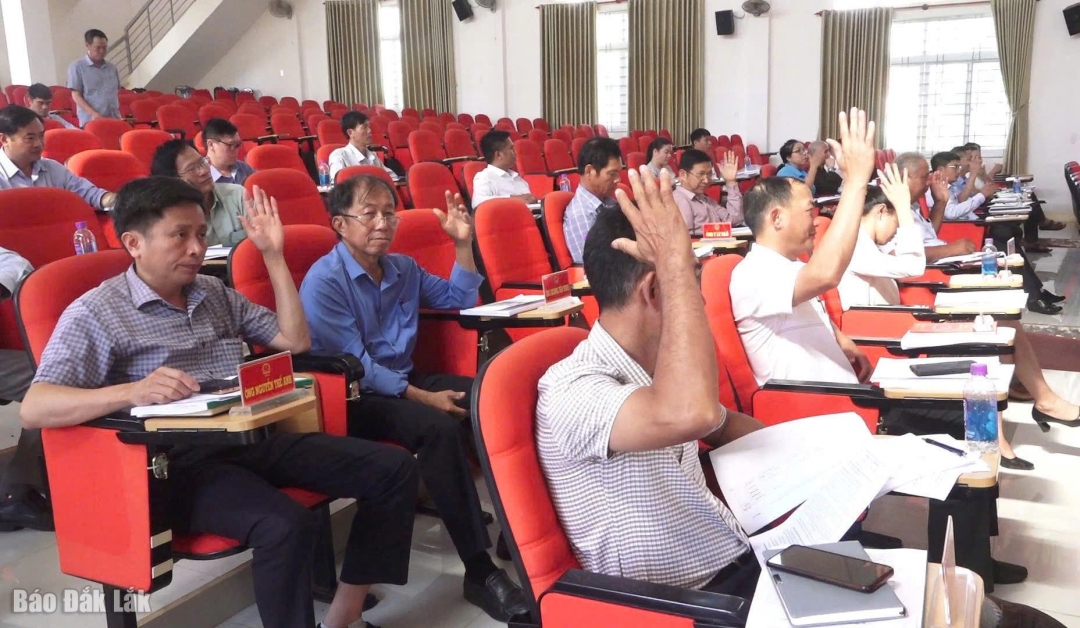 Các đại biểu biểu quyết thông qua Nghị quyết tại kỳ họp.