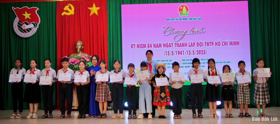 trao học bổng