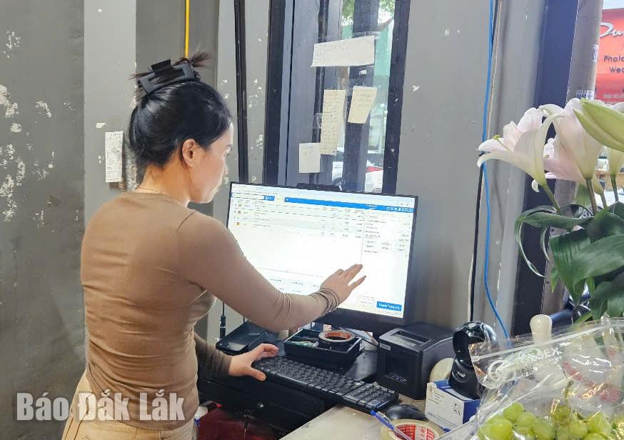 Hộ kinh doanh phải sử dụng hóa đơn điện tử khởi tạo từ máy tính tiền từ 1/6/2025. (Ảnh minh họa)