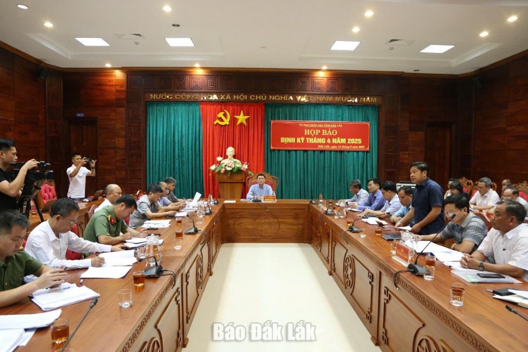 Các đại biểu dự buổi họp báo