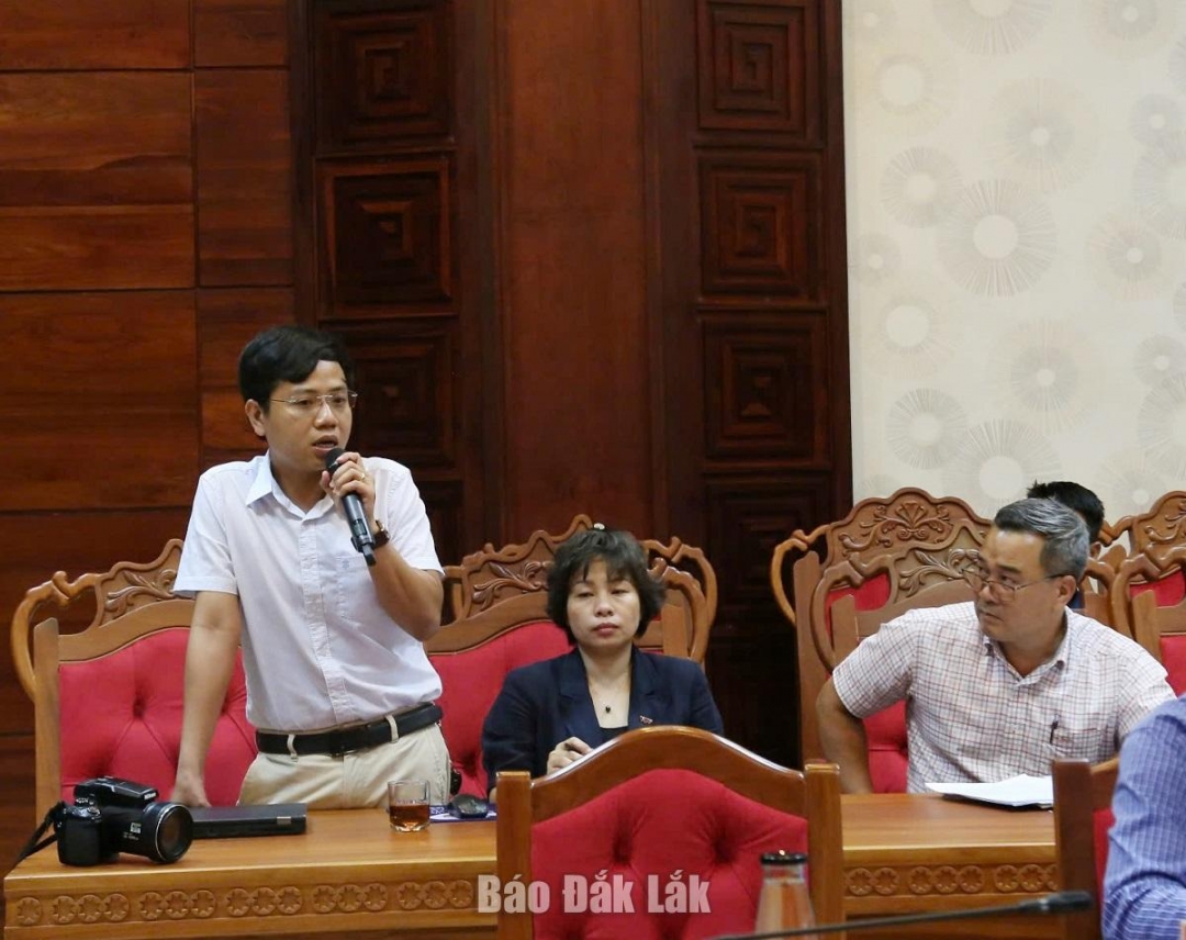 Phóng viên Báo Lao động nêu ý kiến tại buổi họp báo