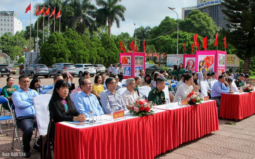 Đại biểu tham dự buổi lễ.