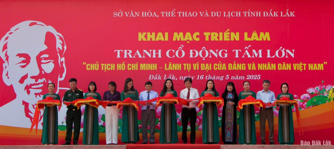Đại biểu cắt băng khai mạc triển lãm.