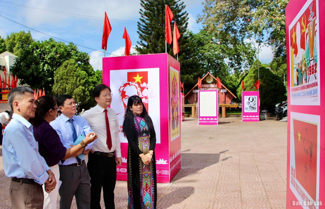 Đại biểu tham quan triển lãm.