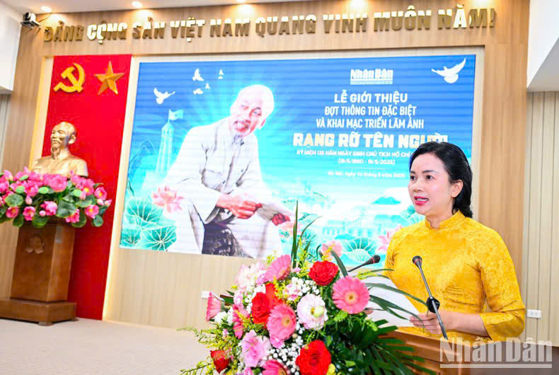 Giám đốc Khu Di tích Chủ tịch Hồ Chí Minh tại Phủ Chủ tịch Lê Thị Phượng phát biểu tại buổi khai mạc triển lãm.