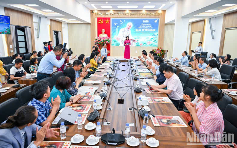 Đông đảo đại biểu dự buổi lễ ra mắt.