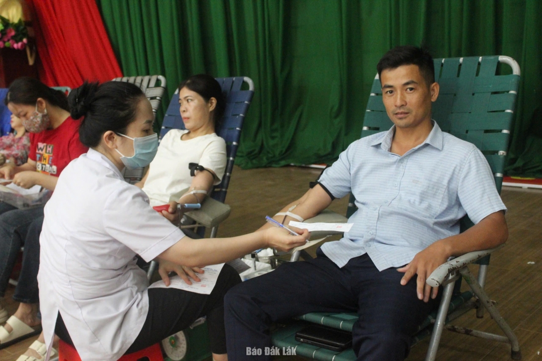 Các tình nguyện viên tham gia hiến máu tại ngày hội.
