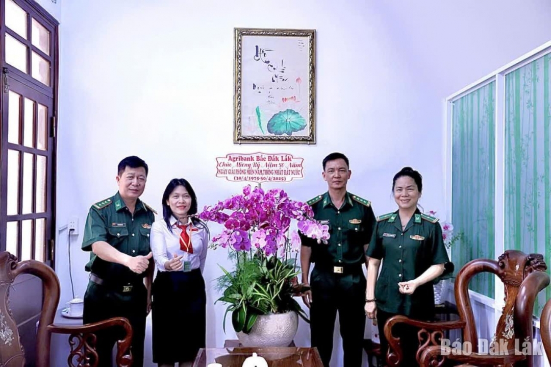 Lãnh đạo Agribank Chi nhánh Bắc Đắk Lắk thăm hỏi, tặng  hoa chúc mừng Bộ đội Biên phòng tỉnh nhân kỷ niệm 50 năm Chiến thắng Tây Nguyên, Giải phóng miền Nam, thống nhất đất nước.