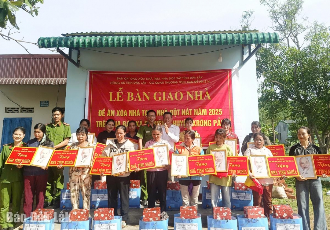 Trao bảng bàn giao nhà và tặng quà cho các hộ 