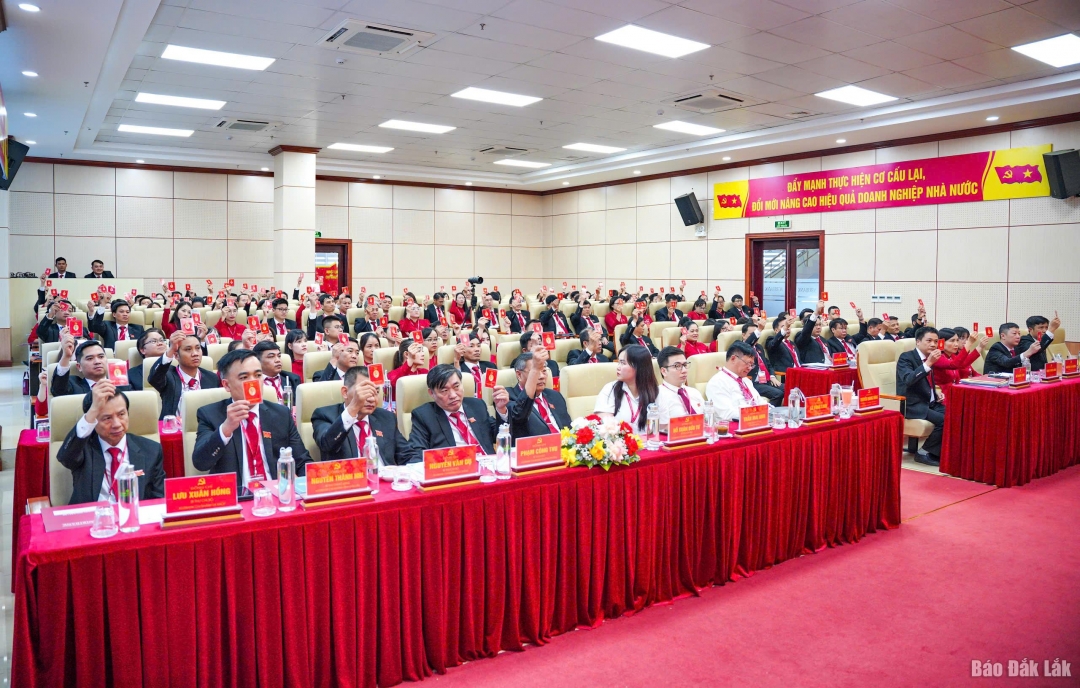 Các đại biểu biểu quyết thông qua các nghị quyết tại đại hội.