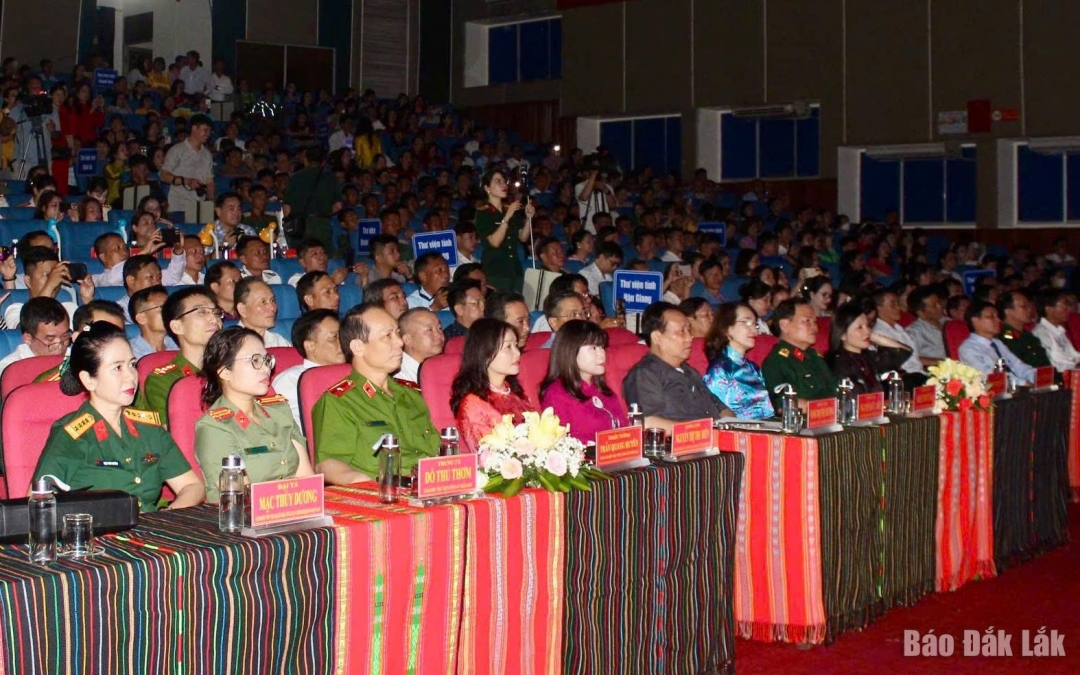 Đại biểu tham dự buổi lễ.