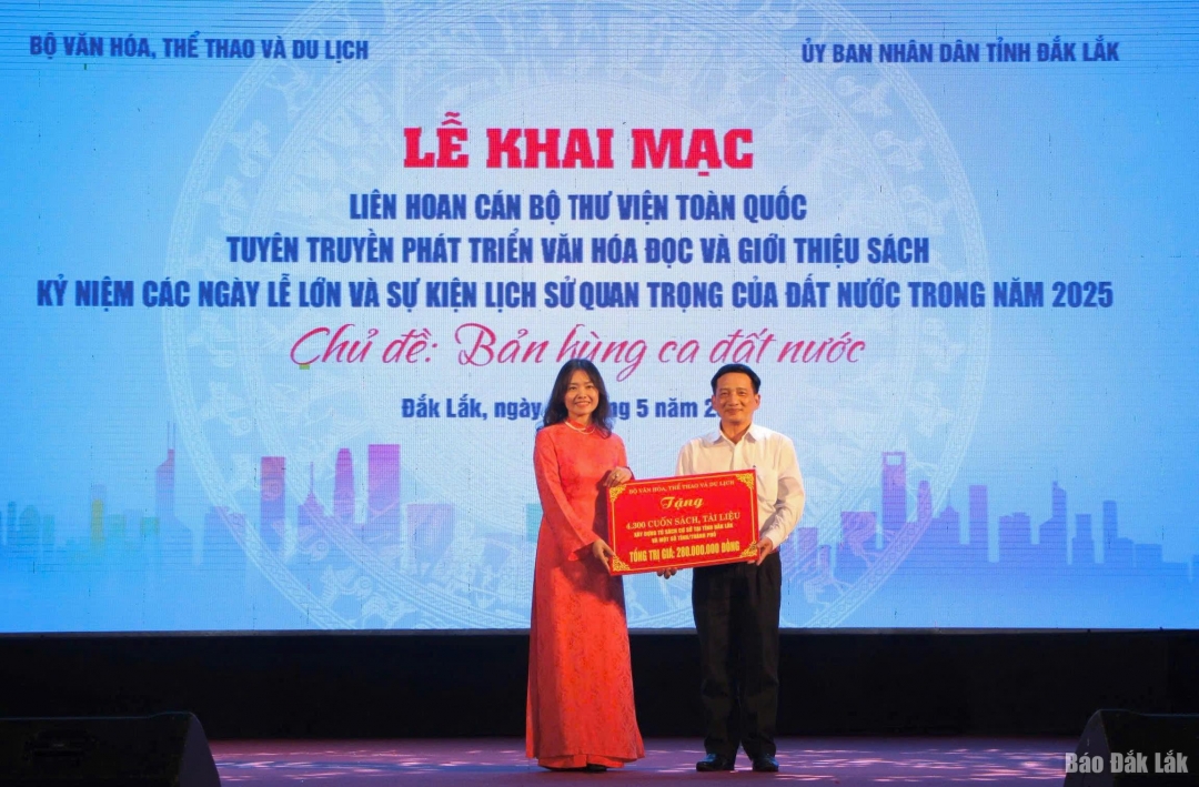 trao bảng tượng trưng cho đại diện Sở Văn hóa, Thể thao và Du lịch tỉnh.