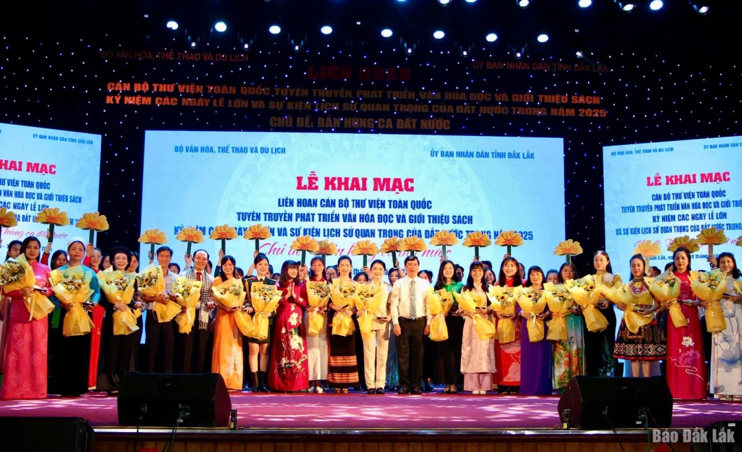 Ban tổ chức trao cho các đơn vị tham gia thi
