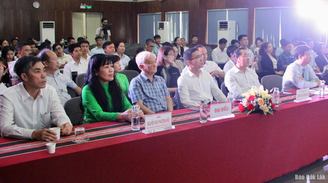 Đại biểu tham dự buổi lễ.