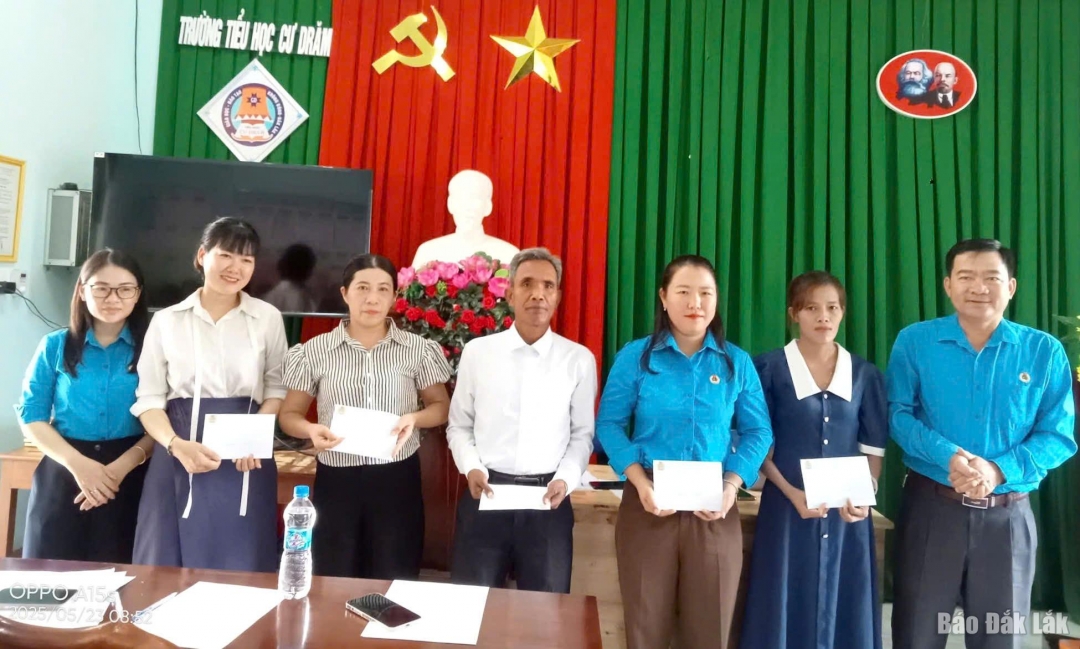 Chủ tịch Liên đoàn Lao động huyện Krông Bông Phan Xuân Phong trao quà tặng đoàn viên có hoàn cảnh khó khăn.