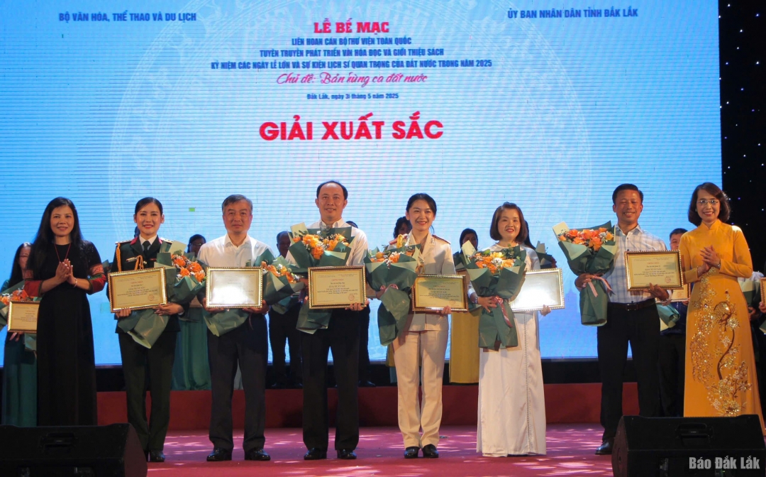 Ban tổ chức trao giải Xuất sắc cho các đơn vị đạt thành tích cao tại Liên hoan.