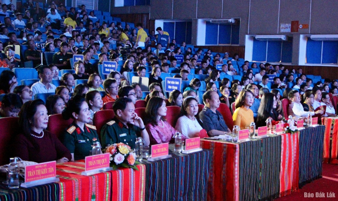 Đại biểu tham dự buổi lễ.