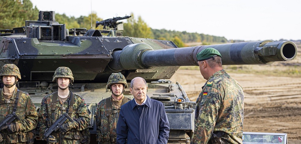 Ông Olaf Scholz khảo sát việc diễn tập của xe tăng Leopard 2A6 thuộc biên chế Bundeswehr tại Ostenholz, Đức ngày 17/10/2022. (Nguồn: AP)