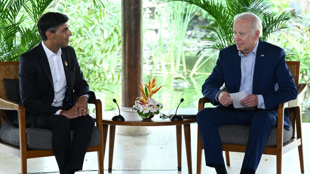 Thủ tướng Anh Rishi Sunak và Tổng thống Joe Biden trong cuộc thảo luận bên lề hội nghị G20 tại Indonesia hồi tháng 11/2022. Ảnh: SAUL