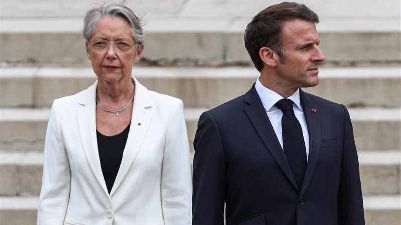 Tổng thống Emmanuel Macron (phải) và Thủ tướng Elisabeth Borne. Ảnh: EPA-EFE